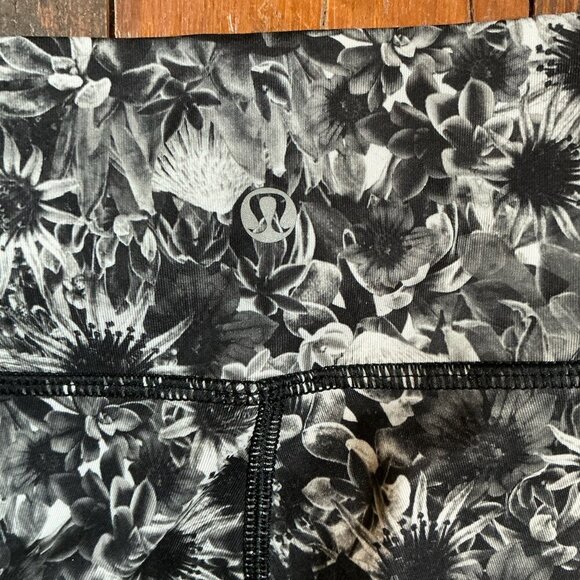 Lululemon Black White Floral Print Wunder Under Leggings Size 6 - Picture 6 of 8
